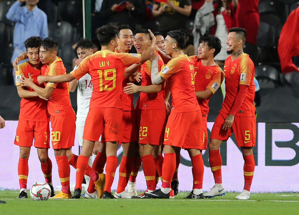 意甲风云再起！国际米兰4-0横扫科莫，齐沃战术大胜法布雷加斯夺榜首